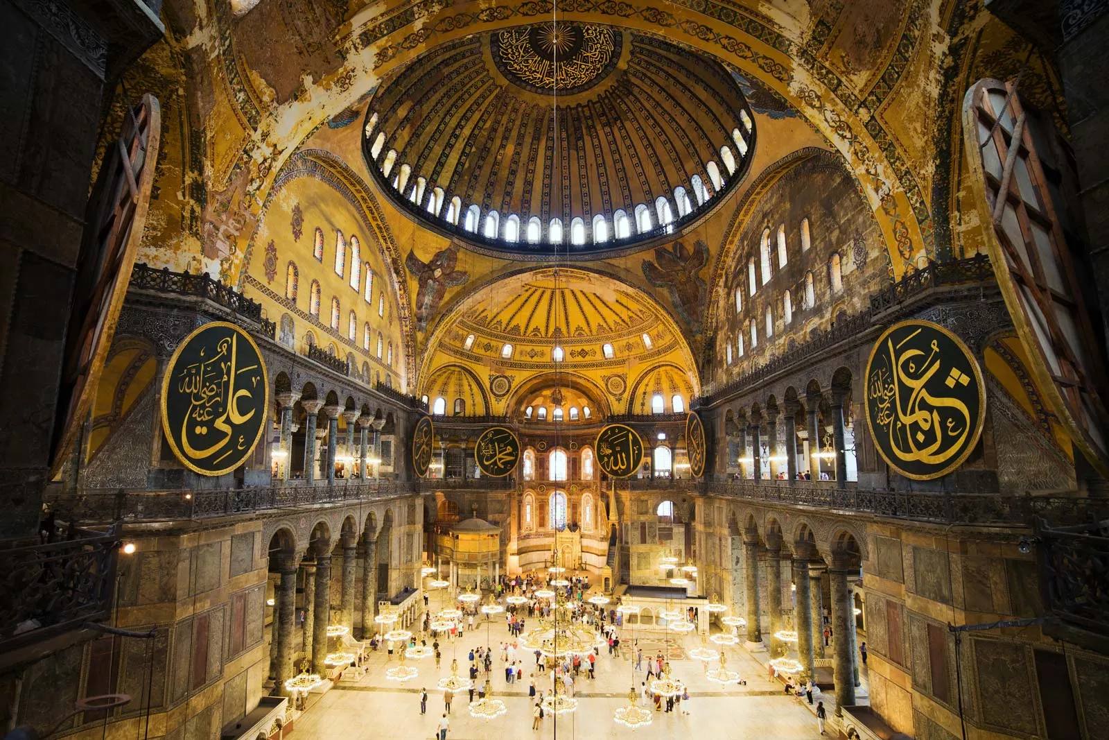 Doi turiști ruși, expulzați din Turcia după ce au citit din Biblie în interiorul moscheii Hagia Sophia