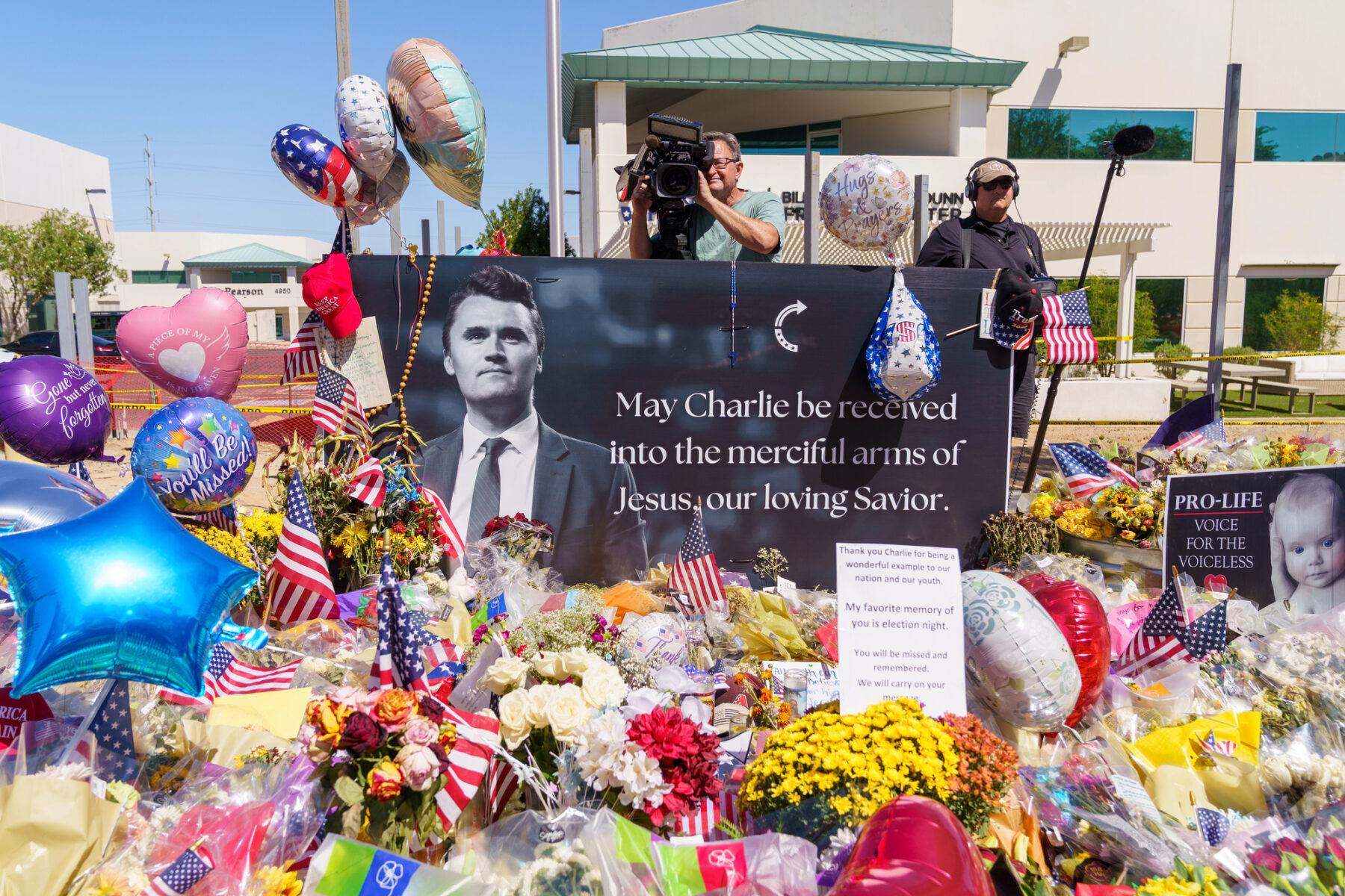 În Statele Unite, statuia lui Charlie Kirk a fost vandalizată la trei zile după dezvelire