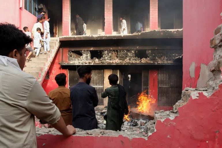 Musulmani fanatici au incendiat casa și magazinul unui creștin în Pakistan