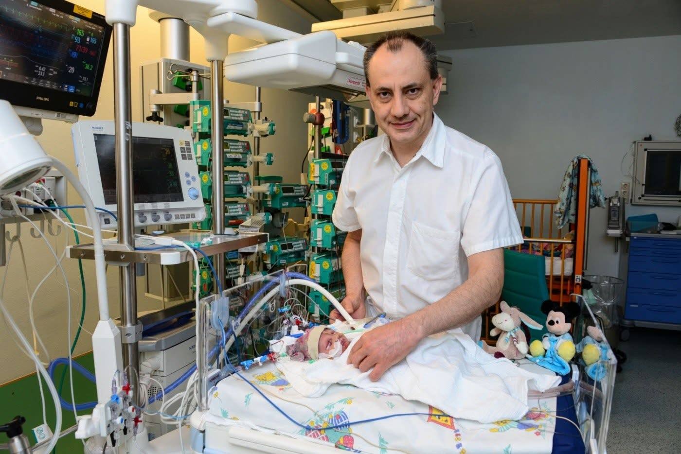 POVESTEA de DUMINICĂ: Profesorul Eugen Săndică și arta de a rămâne „om” departe de țară
